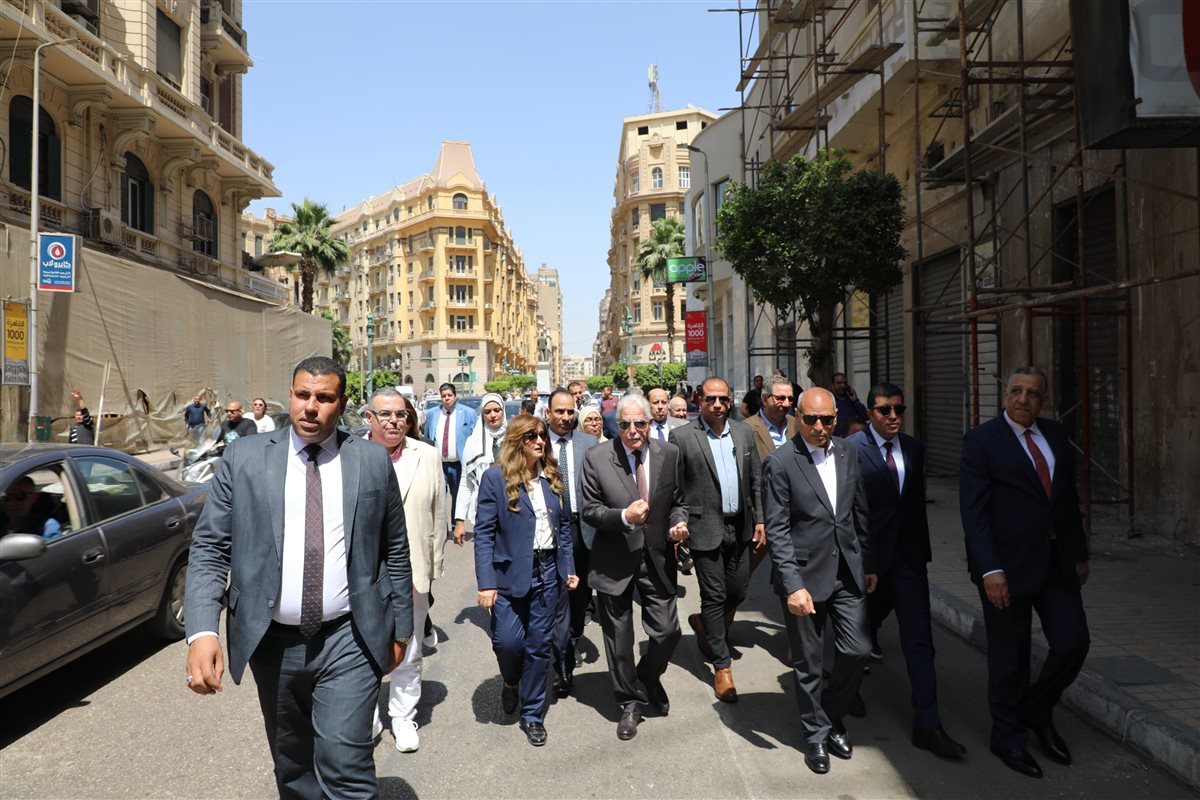 مستشار رئيس الجمهورية ومحافظ القاهرة خلال جولتهما في وسط البلد<br> 