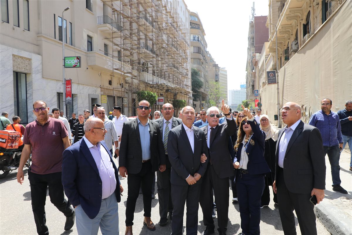 مستشار رئيس الجمهورية ومحافظ القاهرة خلال جولتهما في وسط البلد<br> 