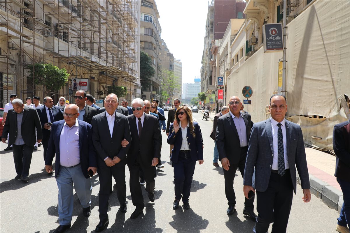 مستشار رئيس الجمهورية ومحافظ القاهرة خلال جولتهما في وسط البلد<br> 