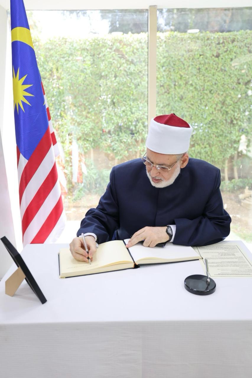 الدكتور محمد الضويني يقدم العزاء 