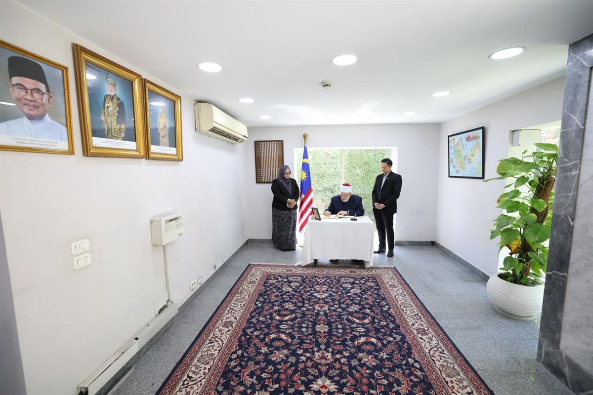 الدكتور محمد الضويني يقدم واجب العزاء 