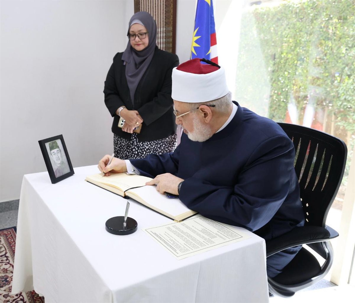 الدكتور محمد الضويني يقدم واجب العزاء 