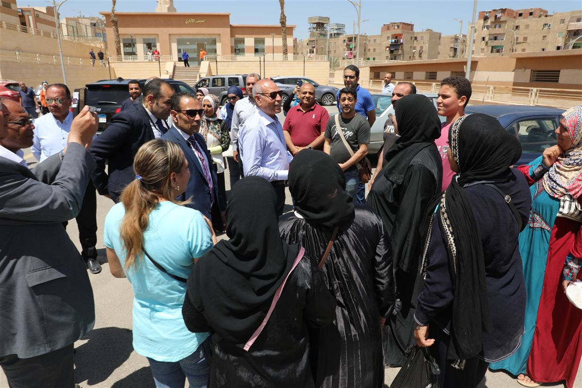 محافظ القاهرة يباشر أعمال رفع إزالة سوق الزلزال العشوائى بالمقطم