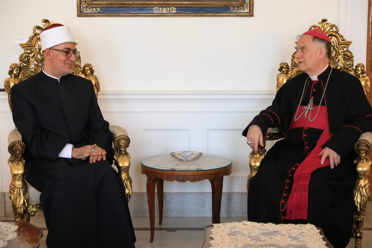 مفتي الجمهورية يقدم واجب العزاء في البابا فرنسيس