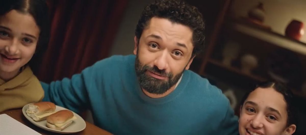 لقطات من إعلان كريم محمود عبد العزيز رفقة ابنتيه في إعلانه الجديد لبنك ABC