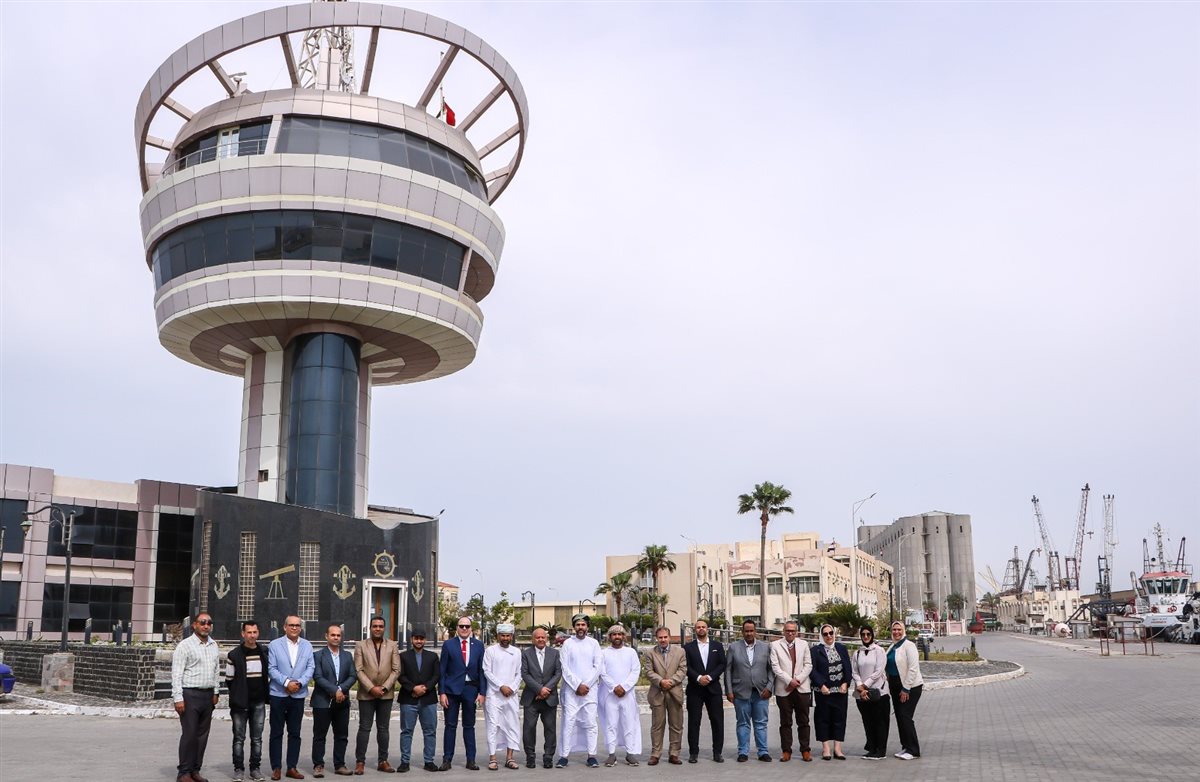 جانب من زيارة الوفد العماني لميناء دمياط