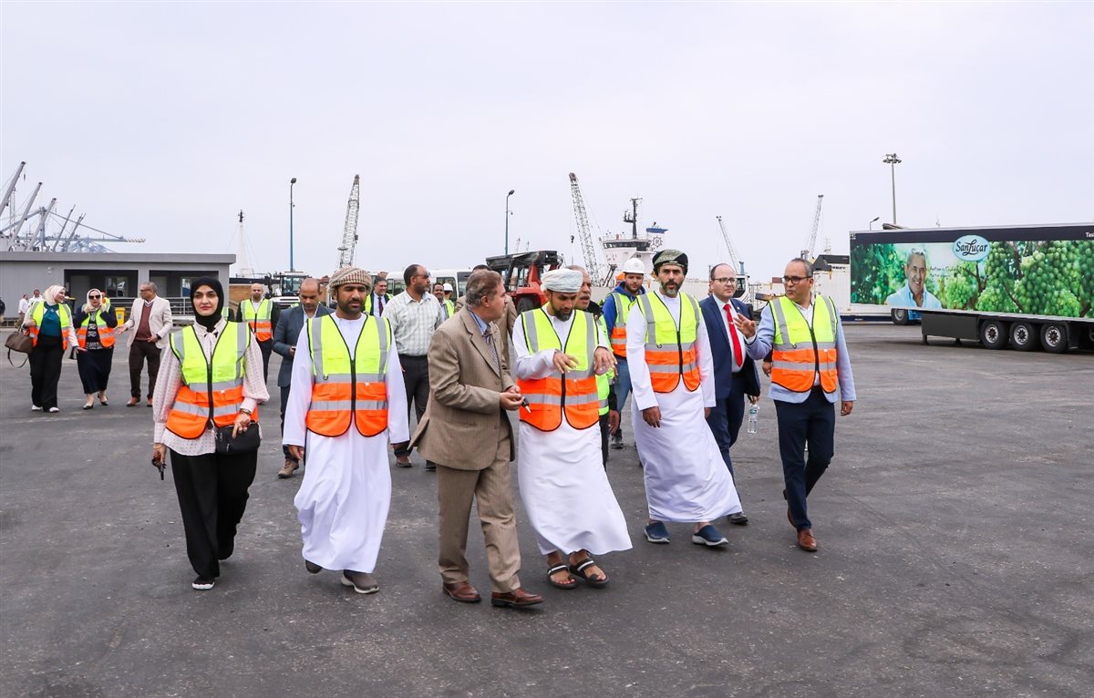 جانب من زيارة الوفد العماني لميناء دمياط