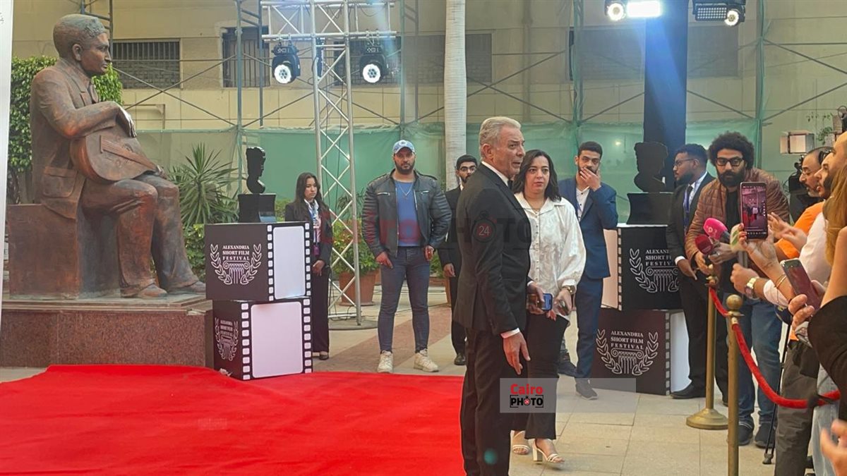 محمود حميدة وبشرى أول الحضور.. بدء توافد النجوم على ريد كاربت افتتاح مهرجان الإسكندرية للفيلم القصير