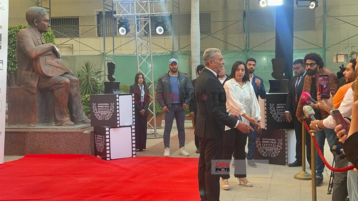 محمود حميدة وبشرى أول الحضور.. بدء توافد النجوم على ريد كاربت افتتاح مهرجان الإسكندرية للفيلم القصير