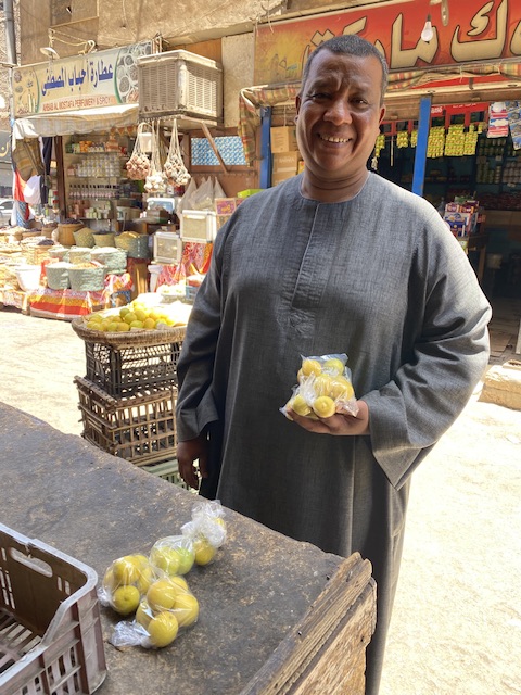 احمد واكياس ليمون صغيرة لمواجهة غلاء سعرة