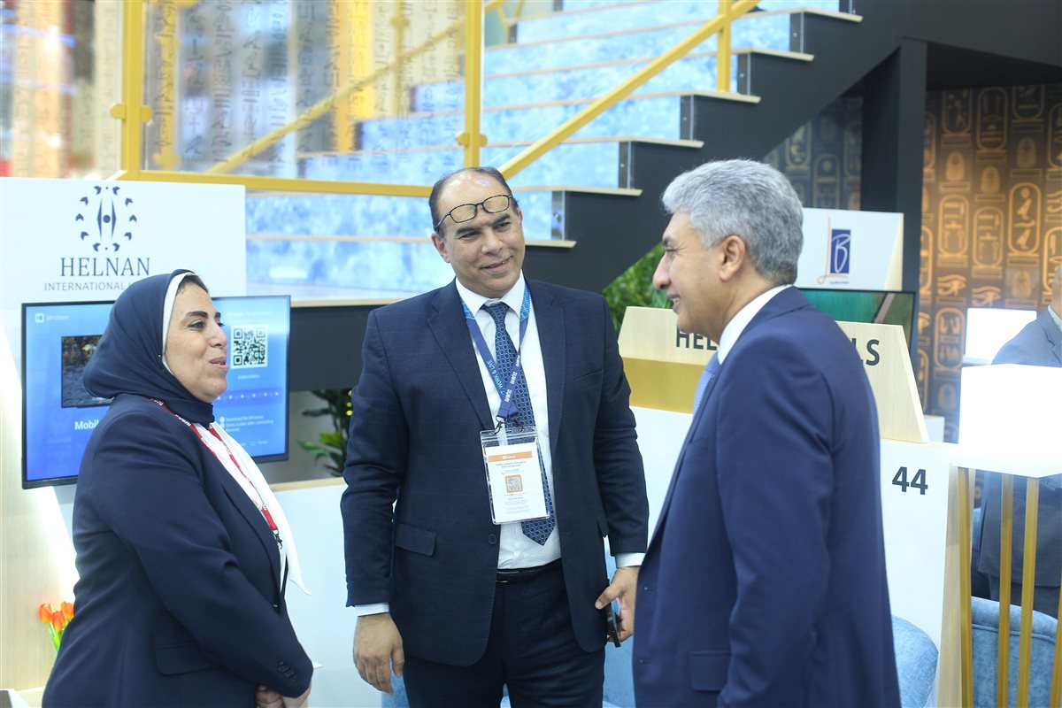 وزير السياحة يقوم بجولة داخل معرض سوق السفر العربي بدبي