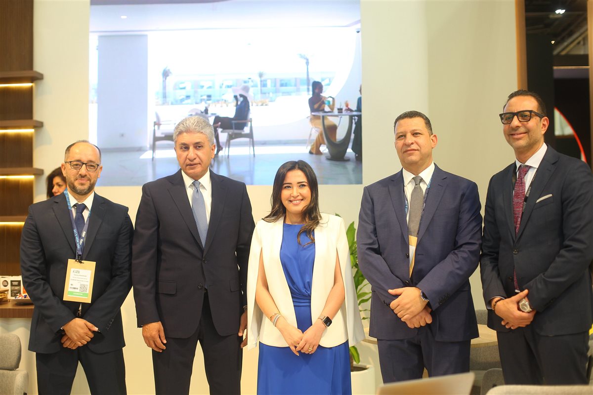 وزير السياحة يقوم بجولة داخل معرض سوق السفر العربي بدبي