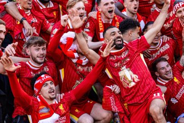 صلااح مع لاعبي الريدز 