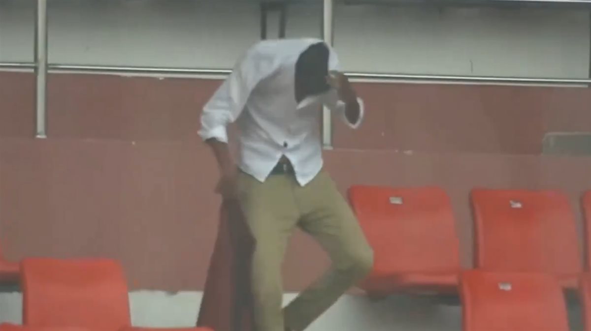 توقف مباراة في الدوري الهندي بسبب هجوم أسراب من النحل على كل المتواجدين في الملعب