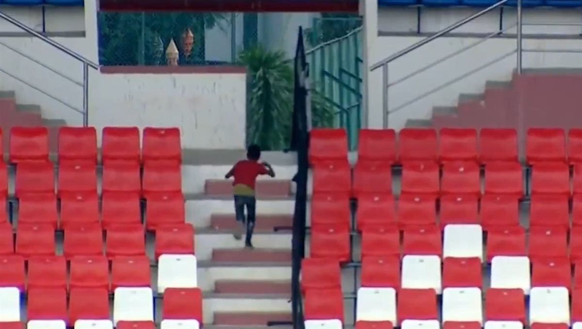 توقف مباراة في الدوري الهندي بسبب هجوم أسراب من النحل على كل المتواجدين في الملعب