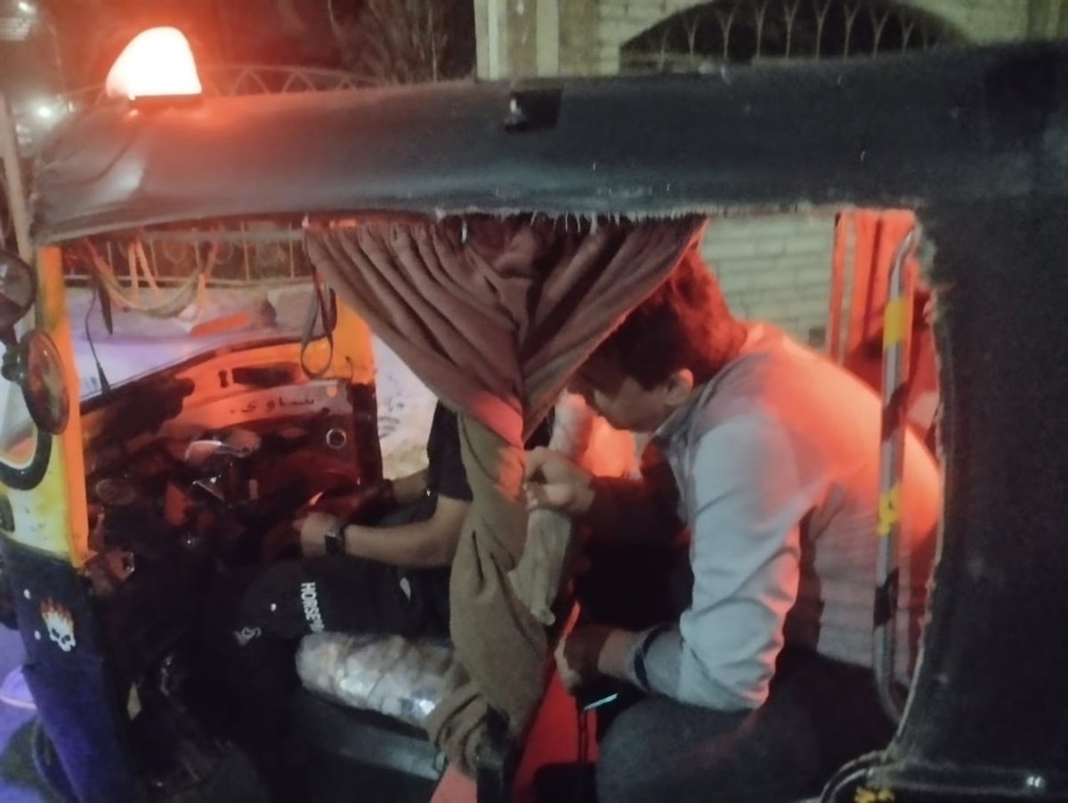 رئيس مدينة الوقف في قنا داخل التوك توك