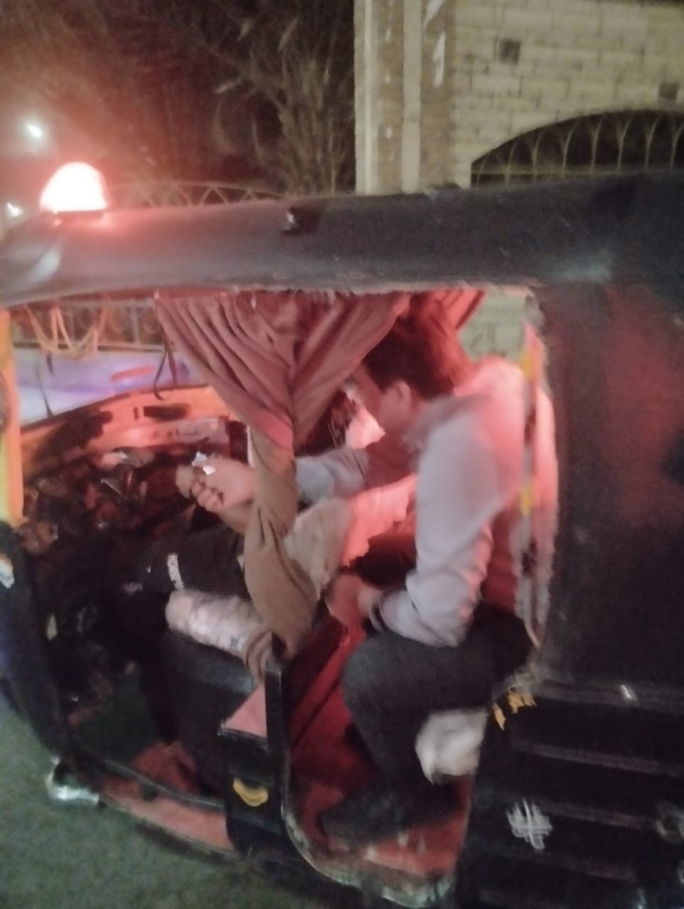 رئيس مدينة الوقف في قنا داخل التوك توك