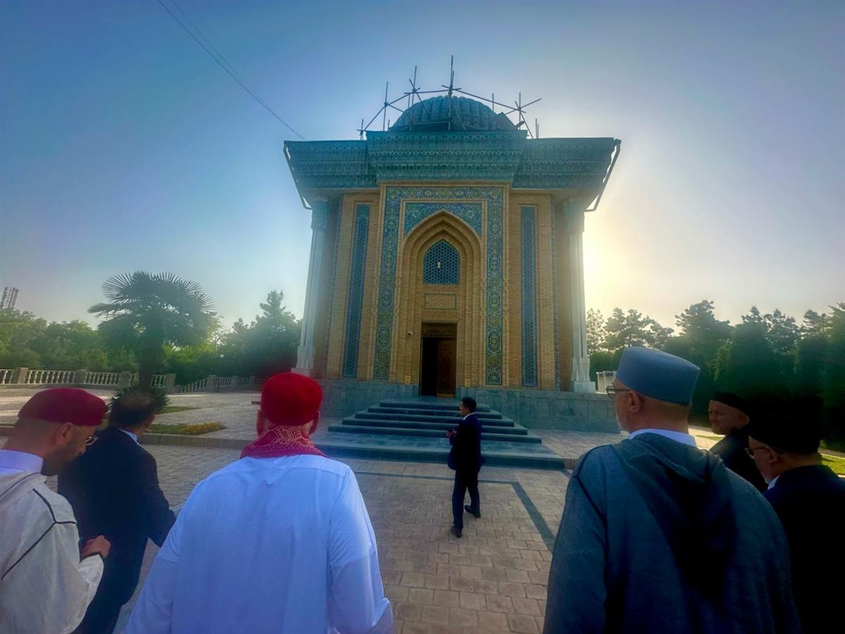 علي جمعة والمفتي ووزير الأوقاف يزرون أضرحة الإمام الماتريدي والصحابي قُثَم بن العباس وساحة ريجستان
