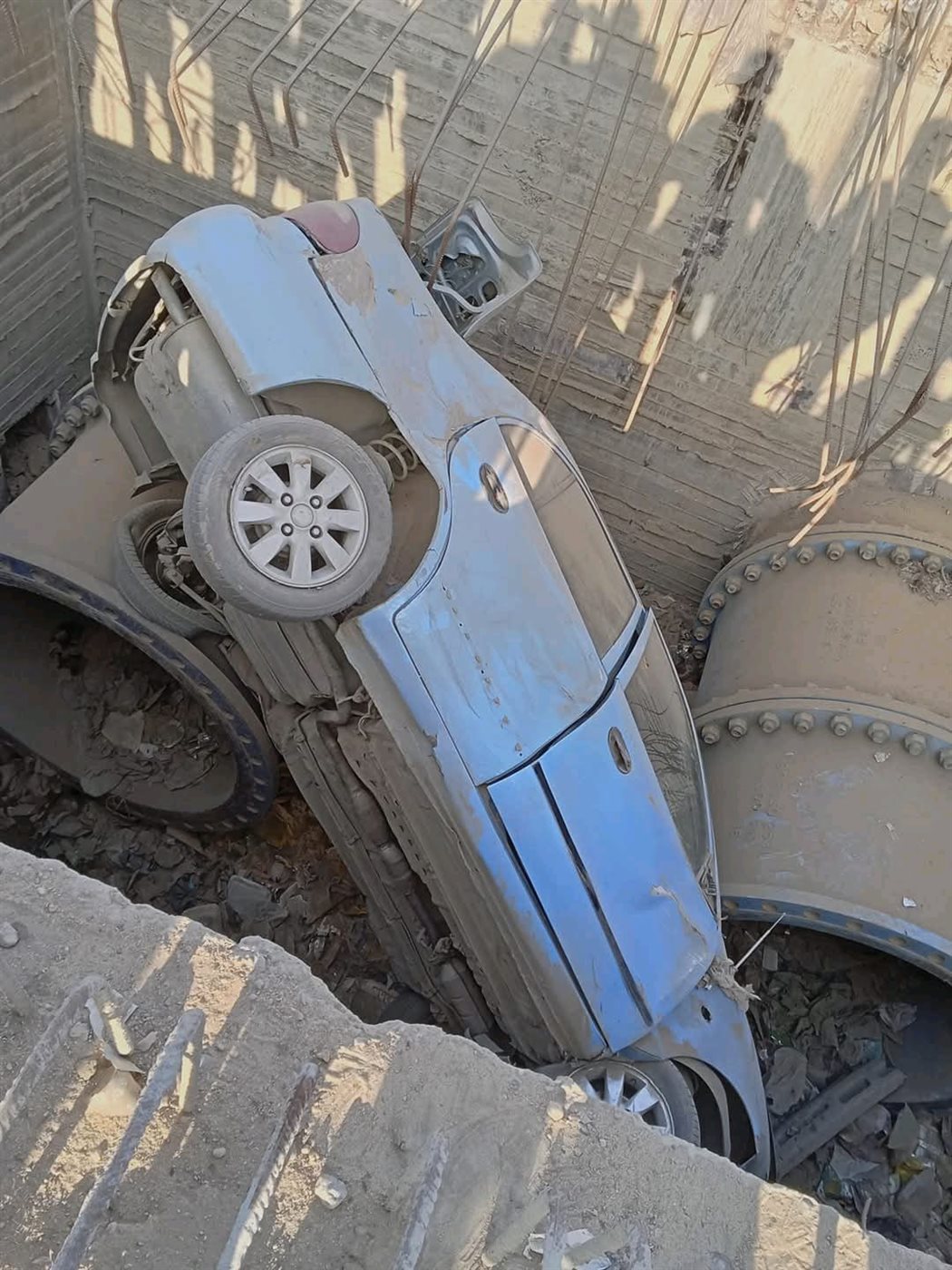 سقوط سيارة ملاكي في بيارة خط مياه تحت الإنشاء بالمنوفية