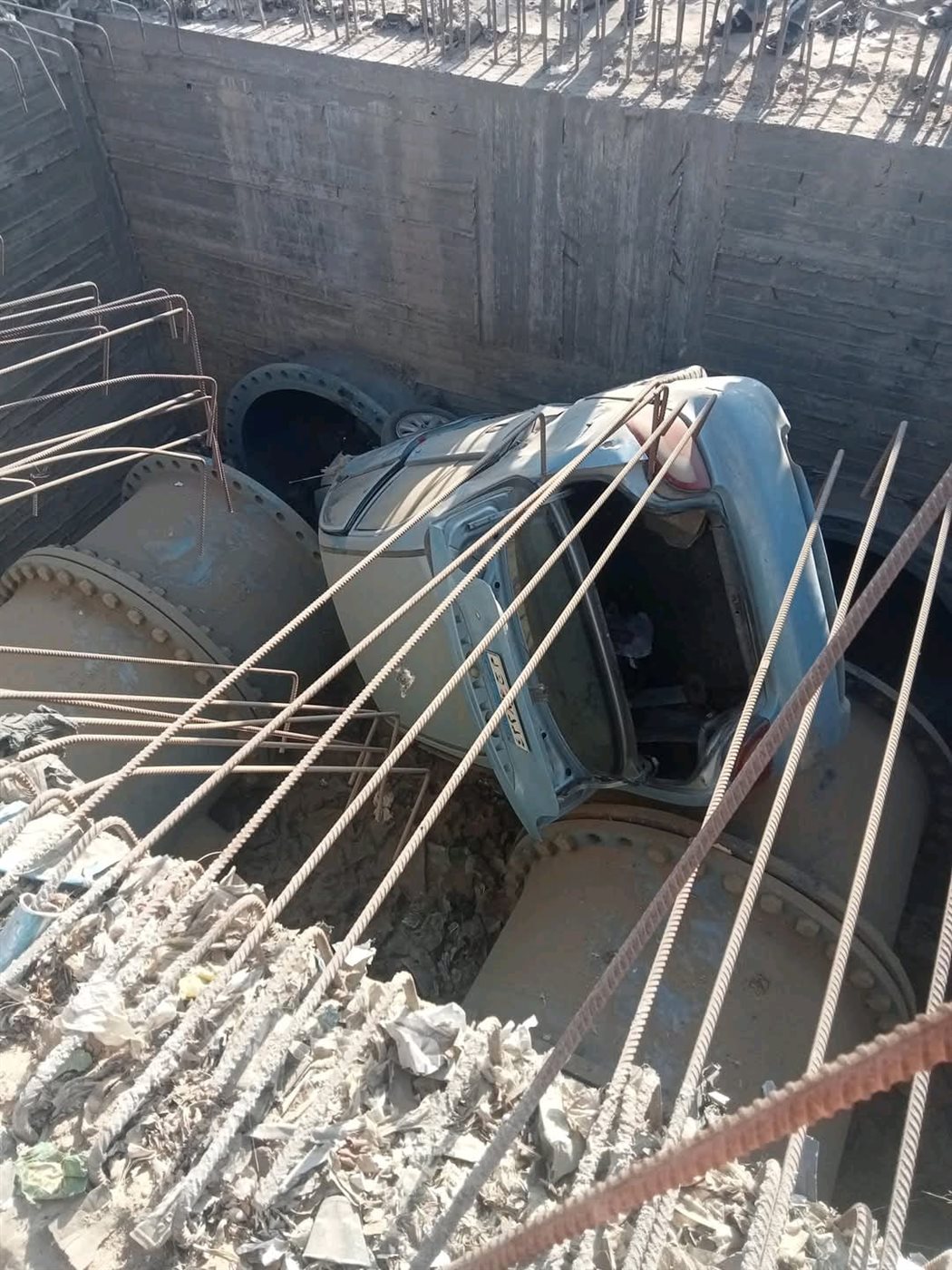 سقوط سيارة ملاكي في بيارة خط مياه تحت الإنشاء بالمنوفية