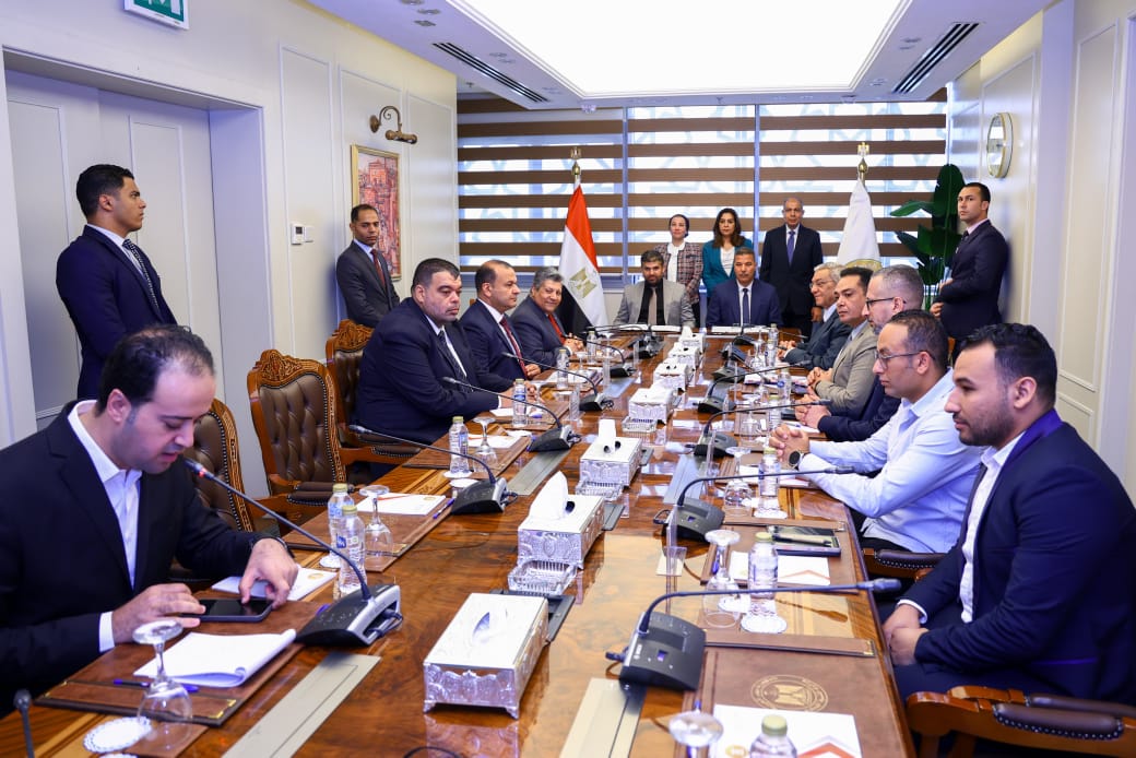 توقيع عقد إدارة وتشغيل مصنع تدوير المخلفات بالعدوة