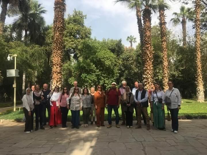 صورة للوفد من حديقة متحف قصر المنيل
