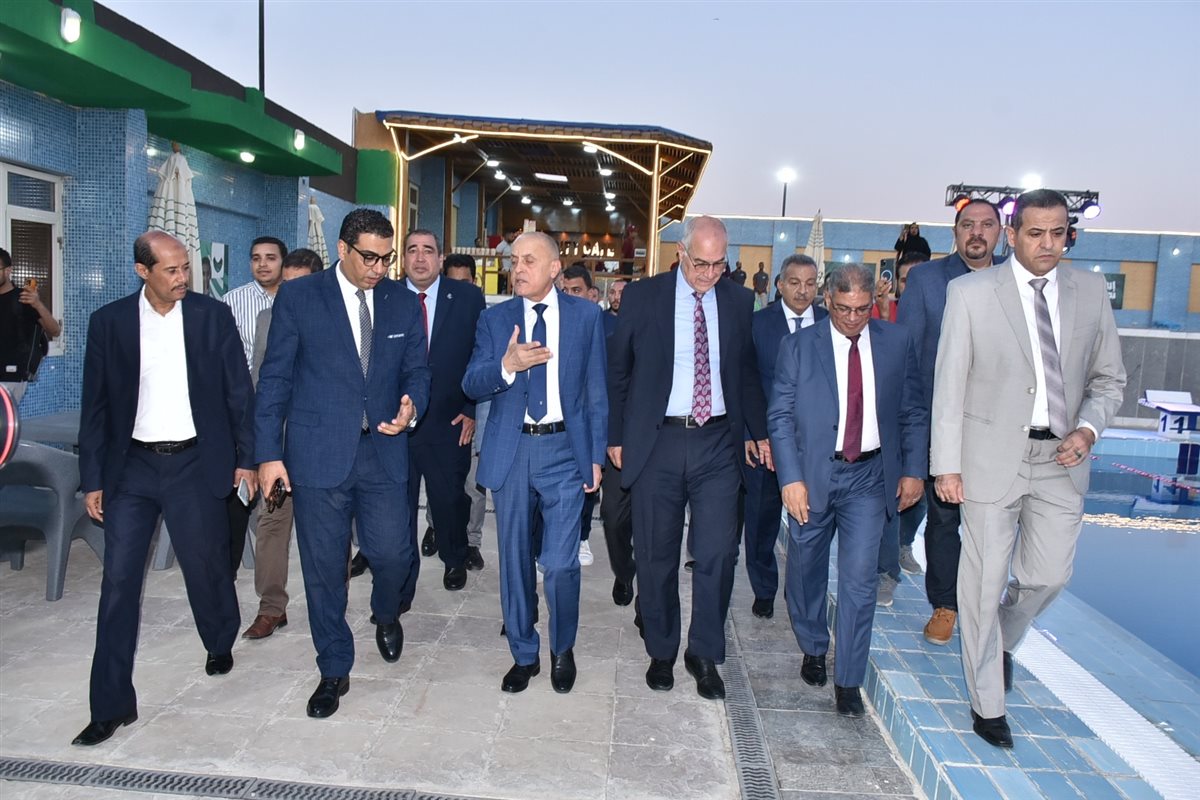 محافظ الأقصر يفتتح حمام السباحة الأولمبي