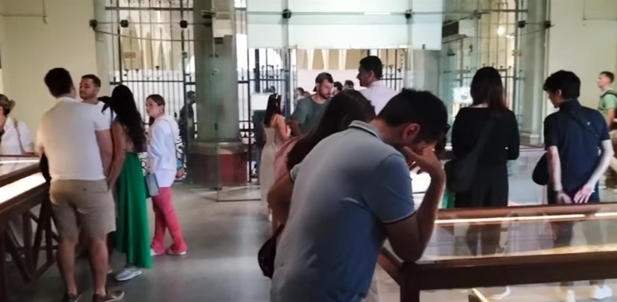 السائحين ينبهرون بكنوز تانيس بالمتحف المصري بالتحرير 