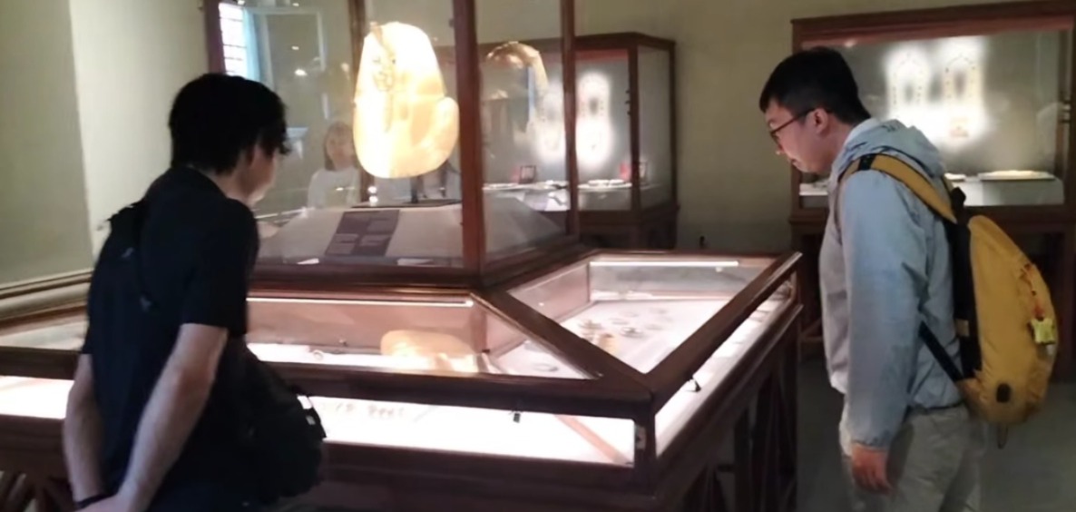 السائحين ينبهرون بكنوز تانيس بالمتحف المصري بالتحرير 