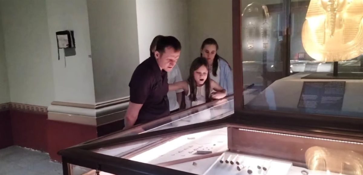 السائحين ينبهرون بكنوز تانيس بالمتحف المصري بالتحرير 