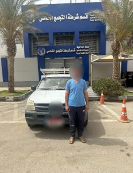 طفل يقود سيارة ربع نقل بالتجمع <br alt=