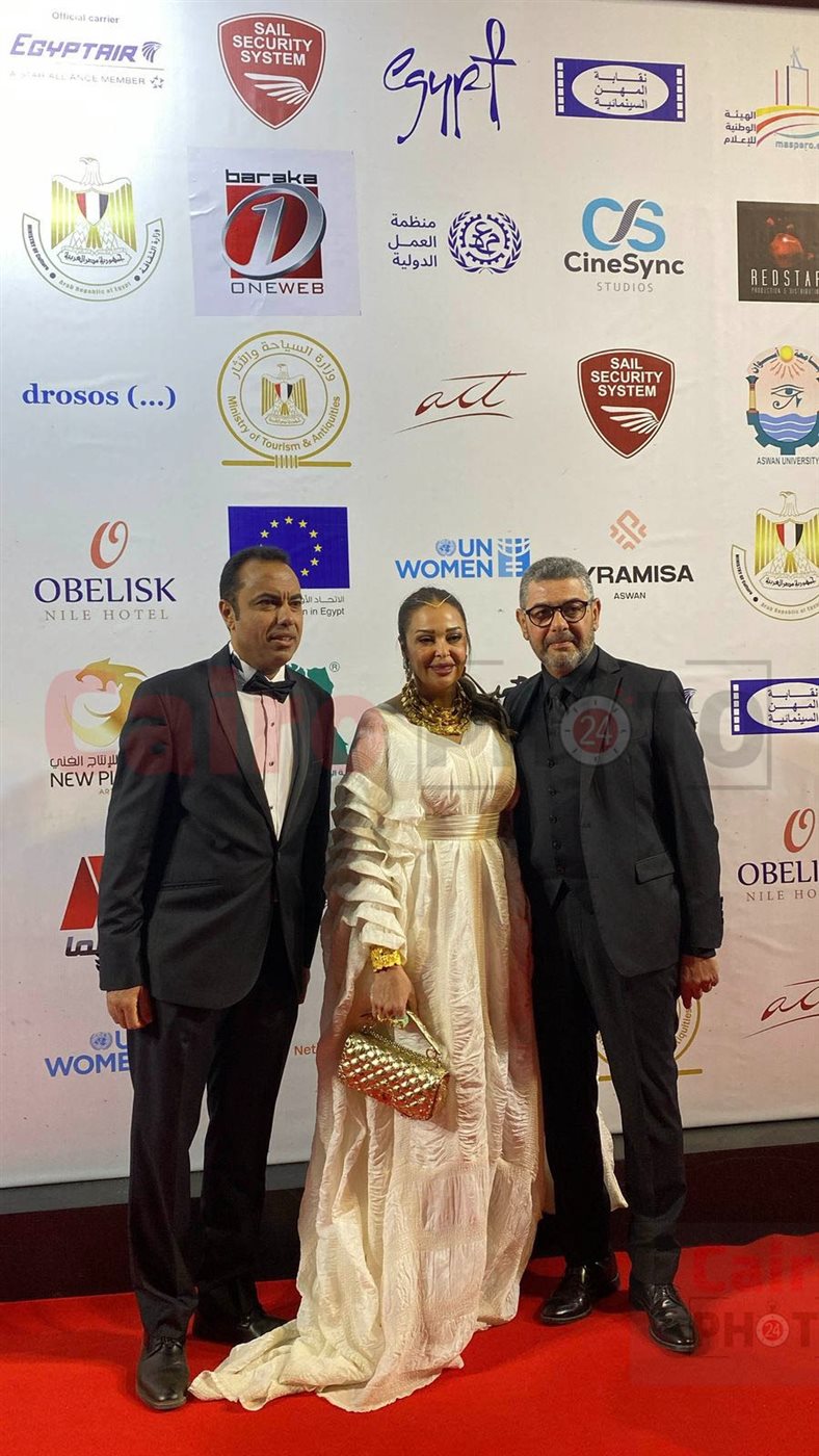 داليا البحيري تتألق بالأبيض على ريد كاربت مهرجان أسوان الدولي لأفلام المرأة
