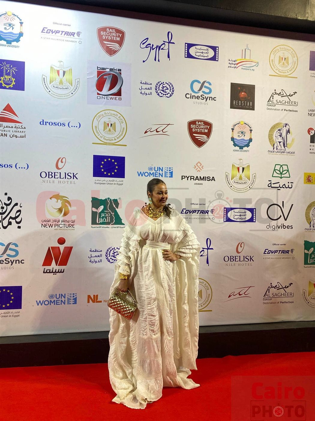 داليا البحيري تتألق بالأبيض على ريد كاربت مهرجان أسوان الدولي لأفلام المرأة