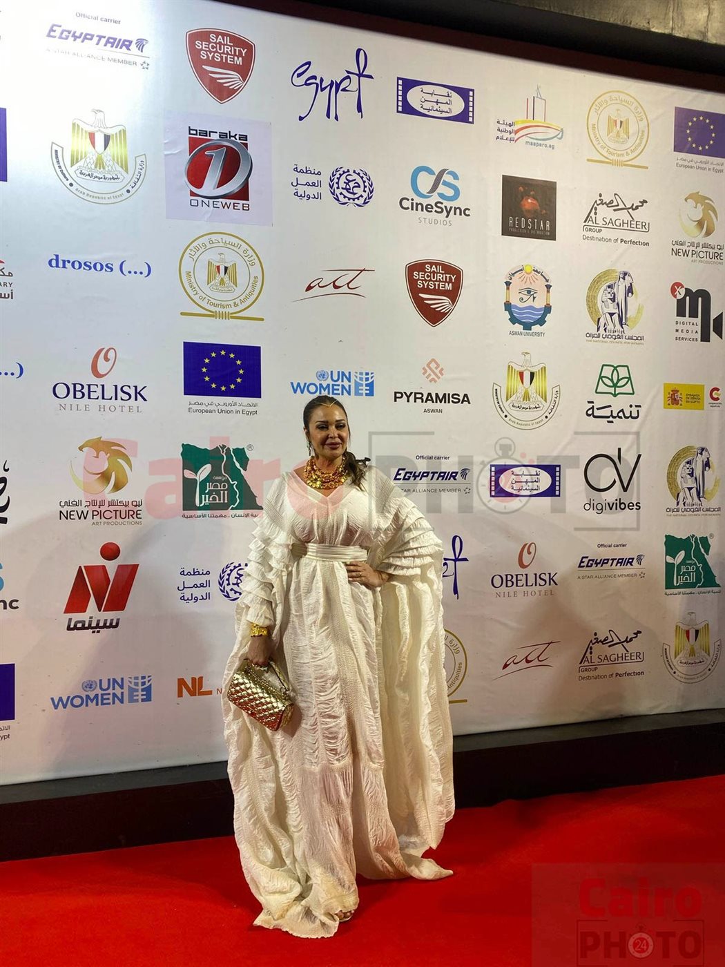 داليا البحيري تتألق بالأبيض على ريد كاربت مهرجان أسوان الدولي لأفلام المرأة