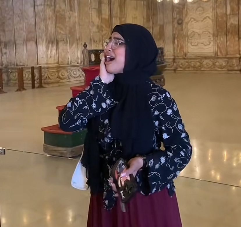 فتاة تؤذن داخل مسجد قلعة صلاح الدين في القاهرة