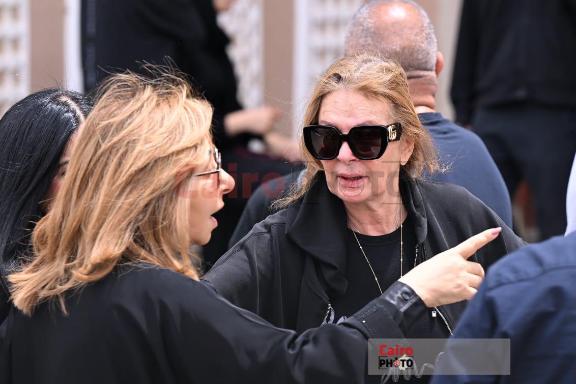 نجوم الفن والإعلام يودعون الدكتور وليد مصطفى ويساندون زوجته كارول سماحة في جنازته