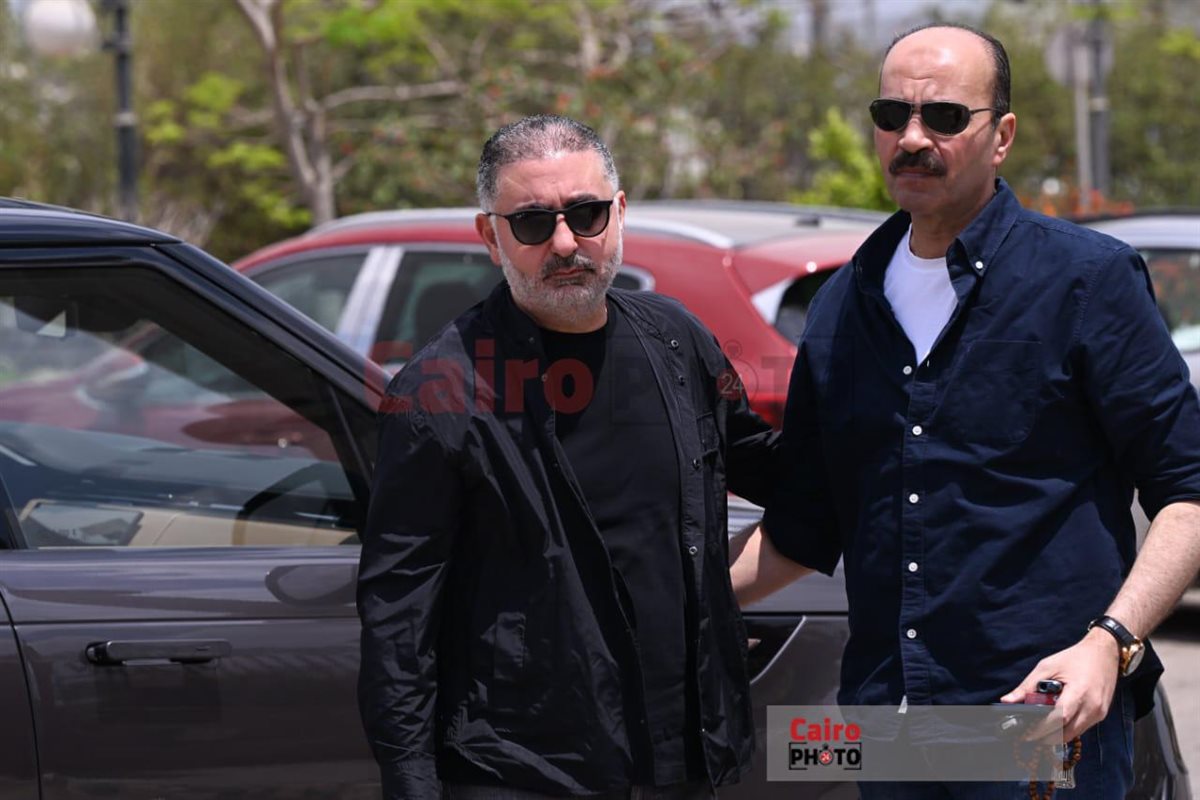 نجوم الفن والإعلام يودعون الدكتور وليد مصطفى ويساندون زوجته كارول سماحة في جنازته