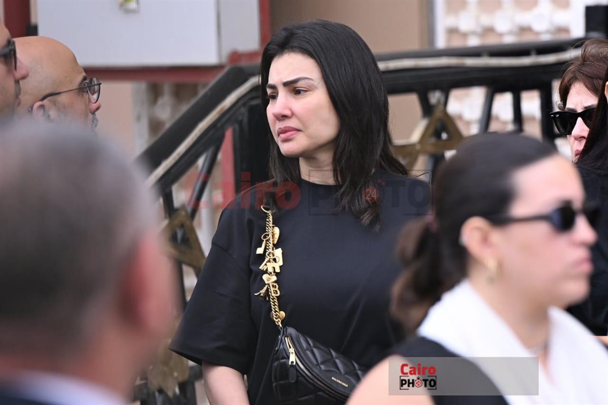 نجوم الفن والإعلام يودعون الدكتور وليد مصطفى ويساندون زوجته كارول سماحة في جنازته