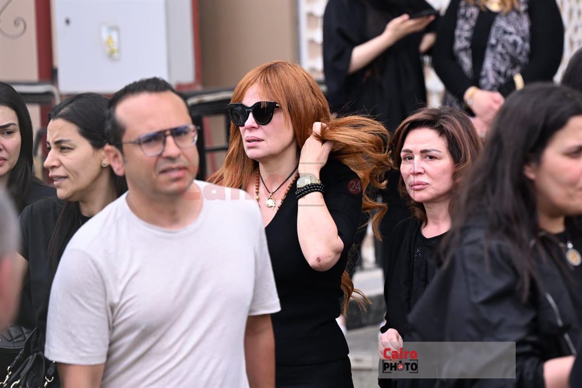 نجوم الفن والإعلام يودعون الدكتور وليد مصطفى ويساندون زوجته كارول سماحة في جنازته