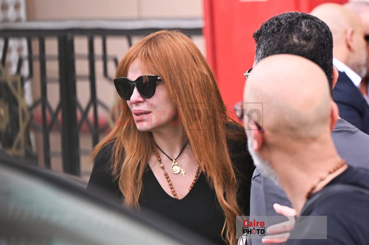 نجوم الفن والإعلام يودعون الدكتور وليد مصطفى ويساندون زوجته كارول سماحة في جنازته