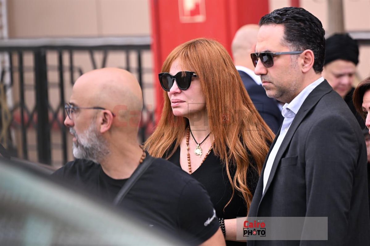 نجوم الفن والإعلام يودعون الدكتور وليد مصطفى ويساندون زوجته كارول سماحة في جنازته