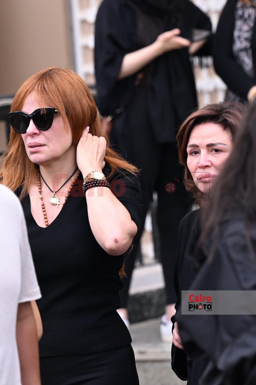 نجوم الفن والإعلام يودعون الدكتور وليد مصطفى ويساندون زوجته كارول سماحة في جنازته