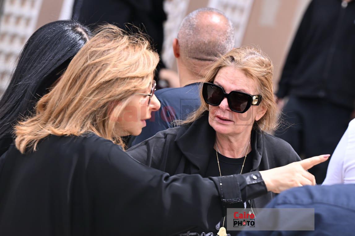 نجوم الفن والإعلام يودعون الدكتور وليد مصطفى ويساندون زوجته كارول سماحة في جنازته