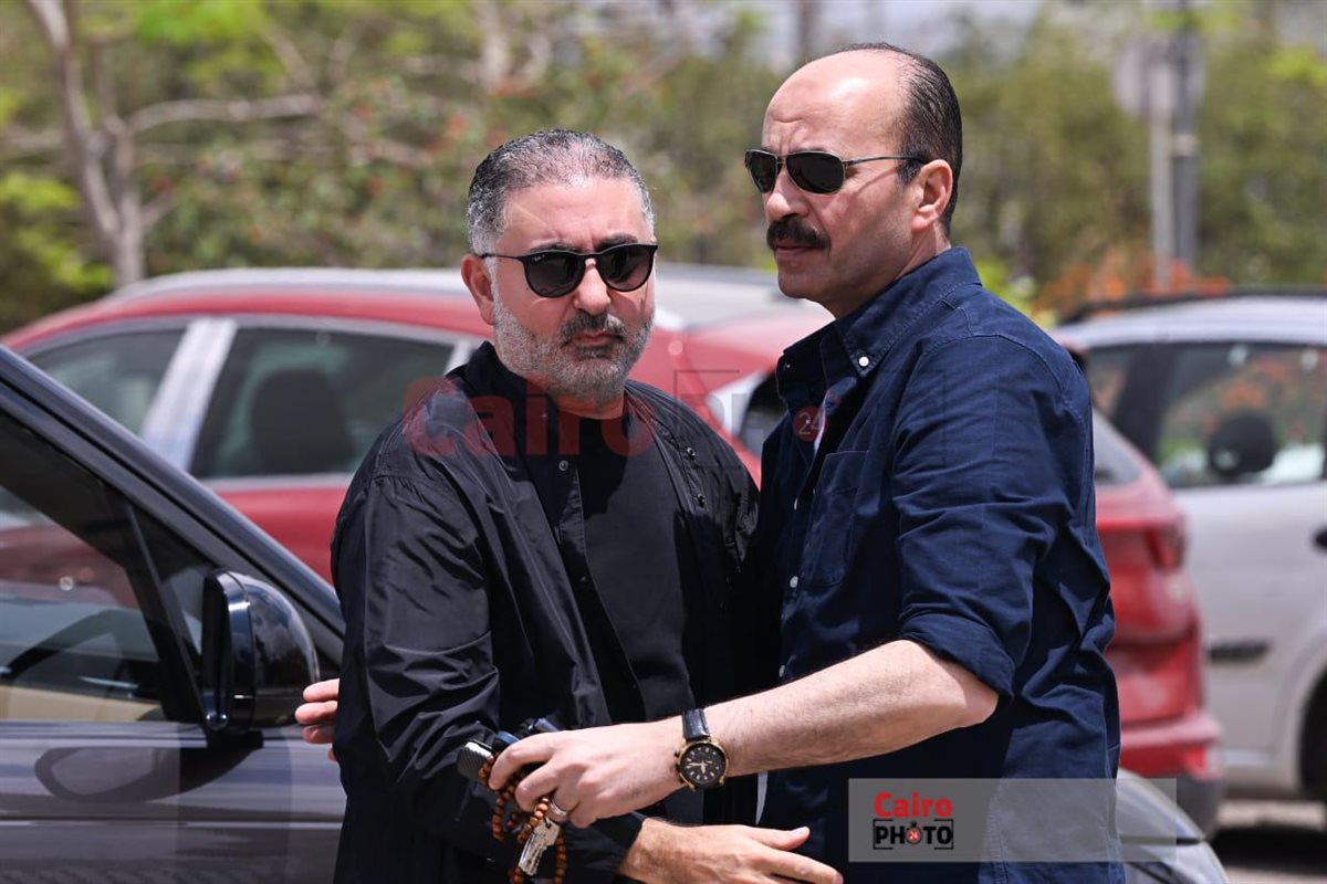 نجوم الفن والإعلام يودعون الدكتور وليد مصطفى ويساندون زوجته كارول سماحة في جنازته