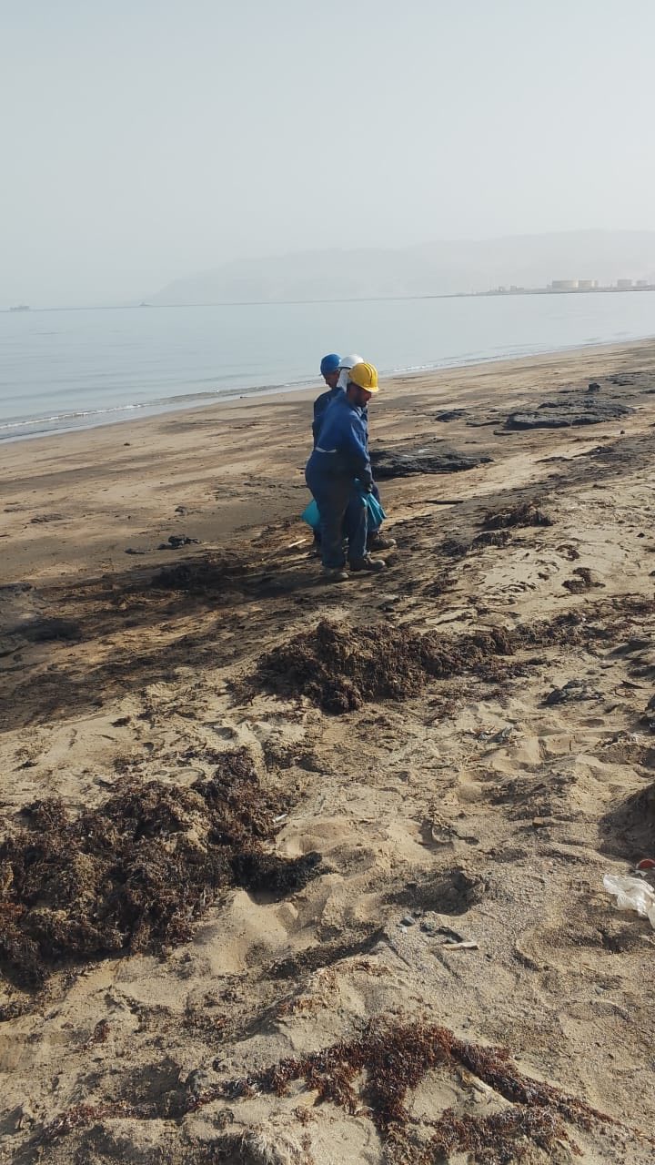 تطهير شاطئ رأس سدر بعد ظهور بقعة زيت