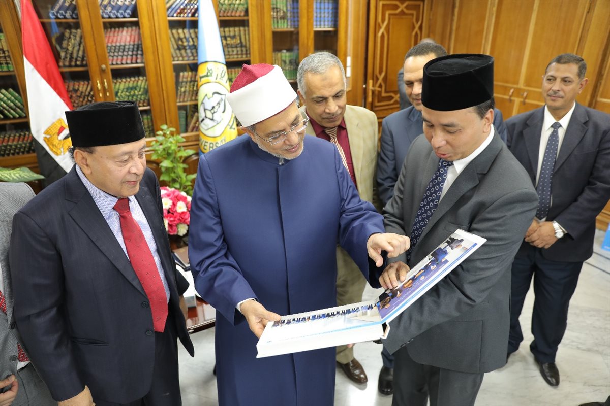 رئيس جامعة الأزهر يستقبل وفدًا أندونيسيًّا