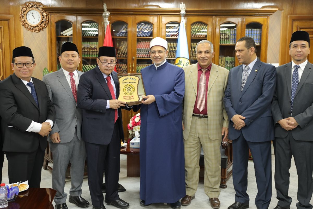 رئيس جامعة الأزهر يستقبل وفدًا أندونيسيًّا