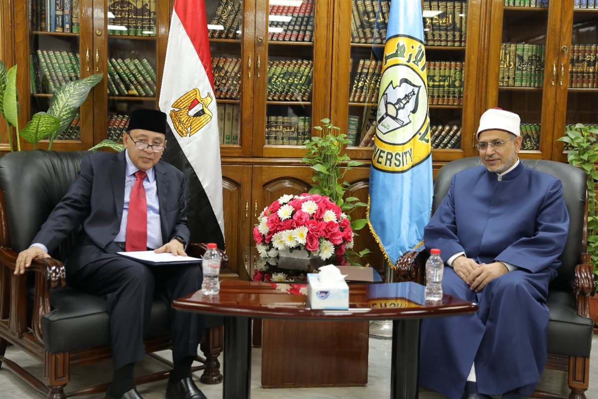 رئيس جامعة الأزهر يستقبل وفدًا أندونيسيًّا