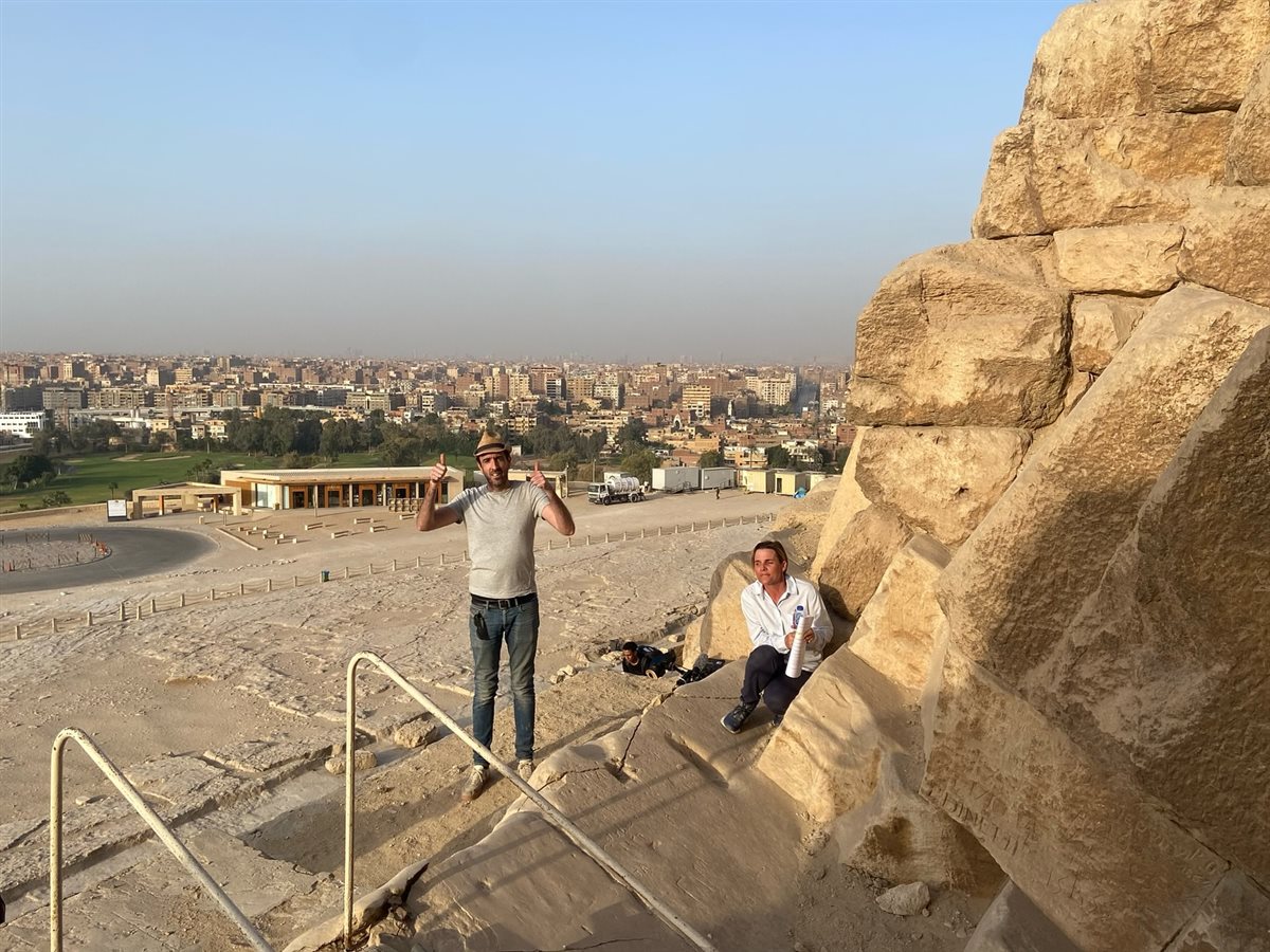 عالم آثار بريطاني يوثق جولته لـ المدخل الأصلي للهرم الأكبر 