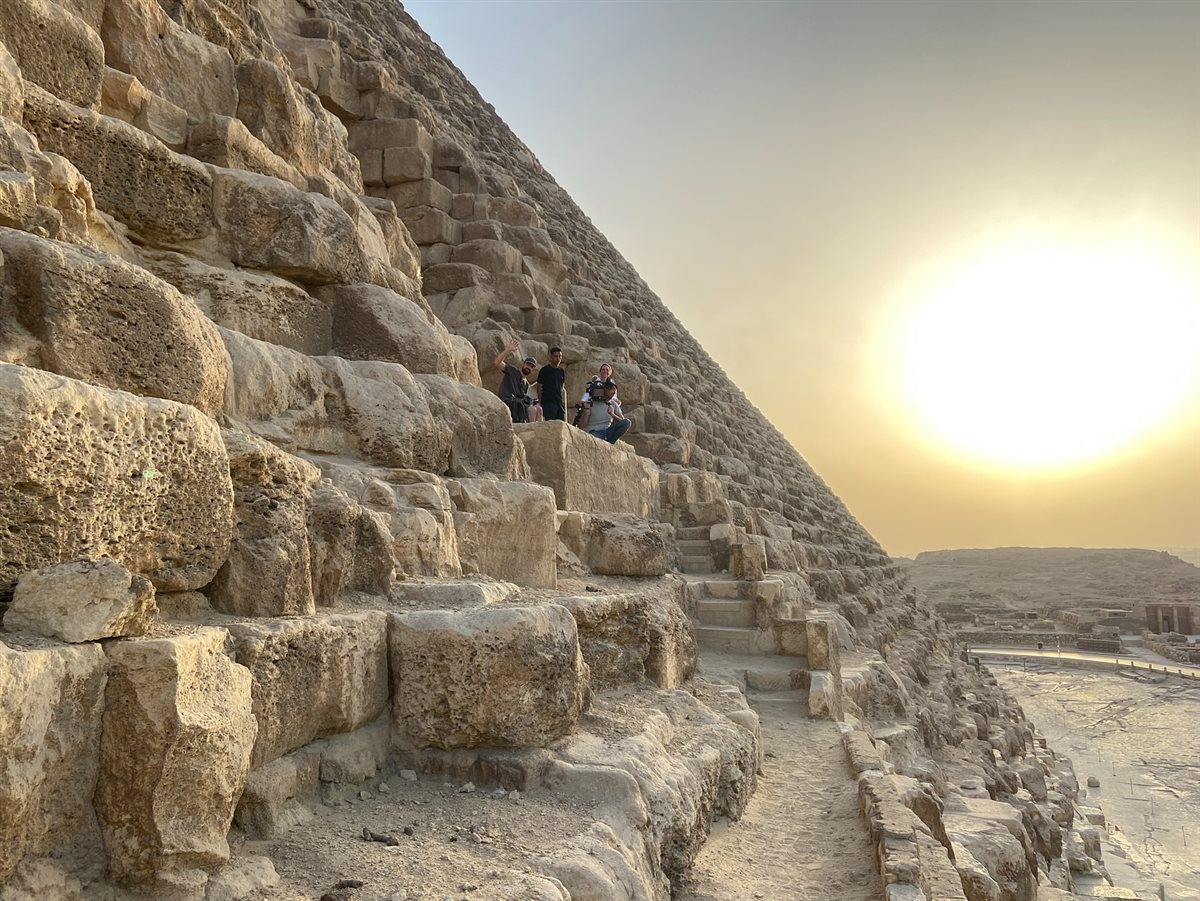 عالم آثار بريطاني يوثق جولته لـ المدخل الأصلي للهرم الأكبر 